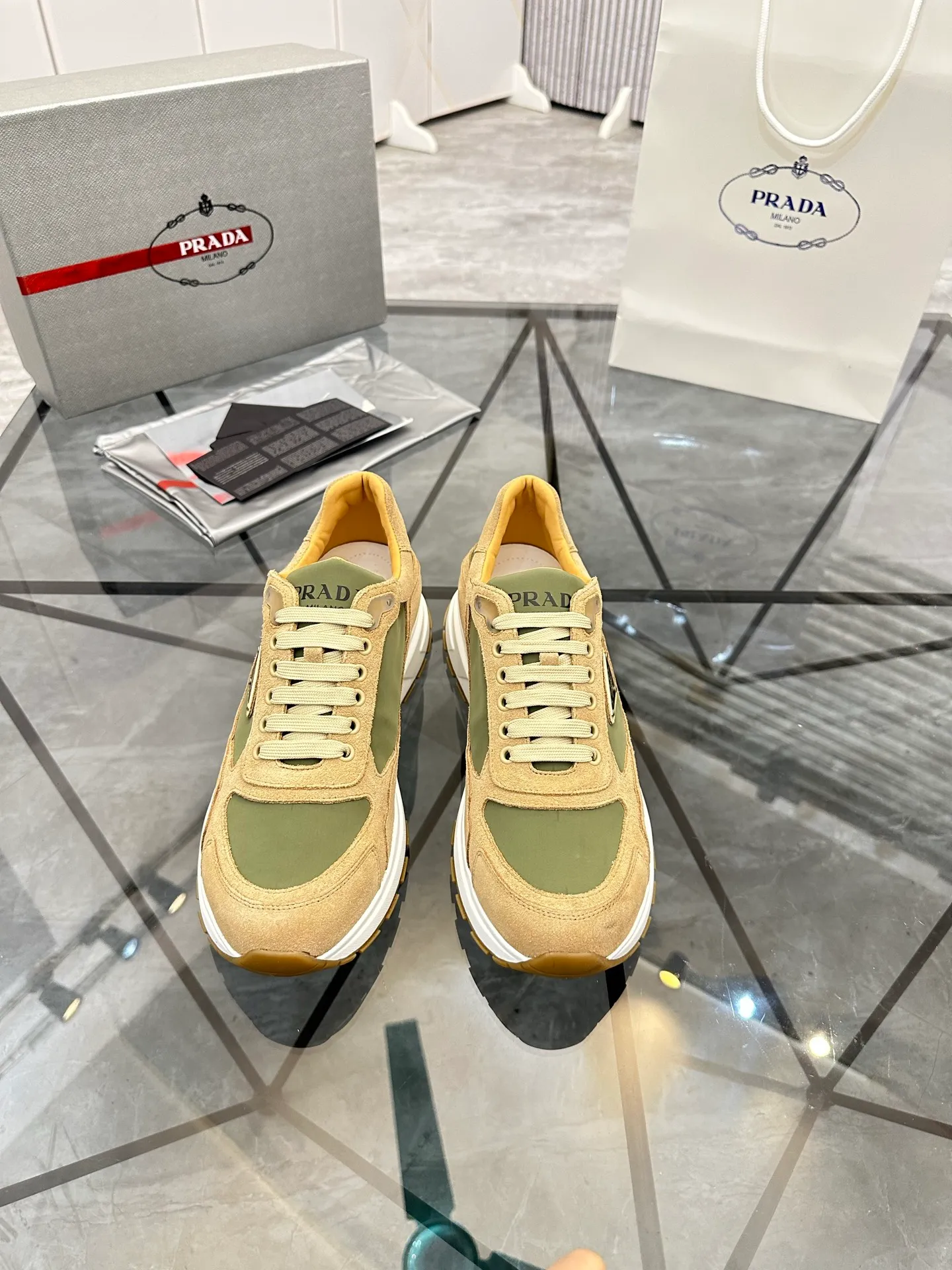 Men's shoes for sale 💰: 💰P580¥ High-end top quality Product trademark: Prada *"Prada*" low-top casual shoes Regular size: 38-45 (can be customized to 46) Product materials: imported upper layer of high mercerized nubuck leather spliced ​​with breathable mesh, water-dyed cowhide lining, cowhide feet, original ultra-light foam outsole. No.: 001